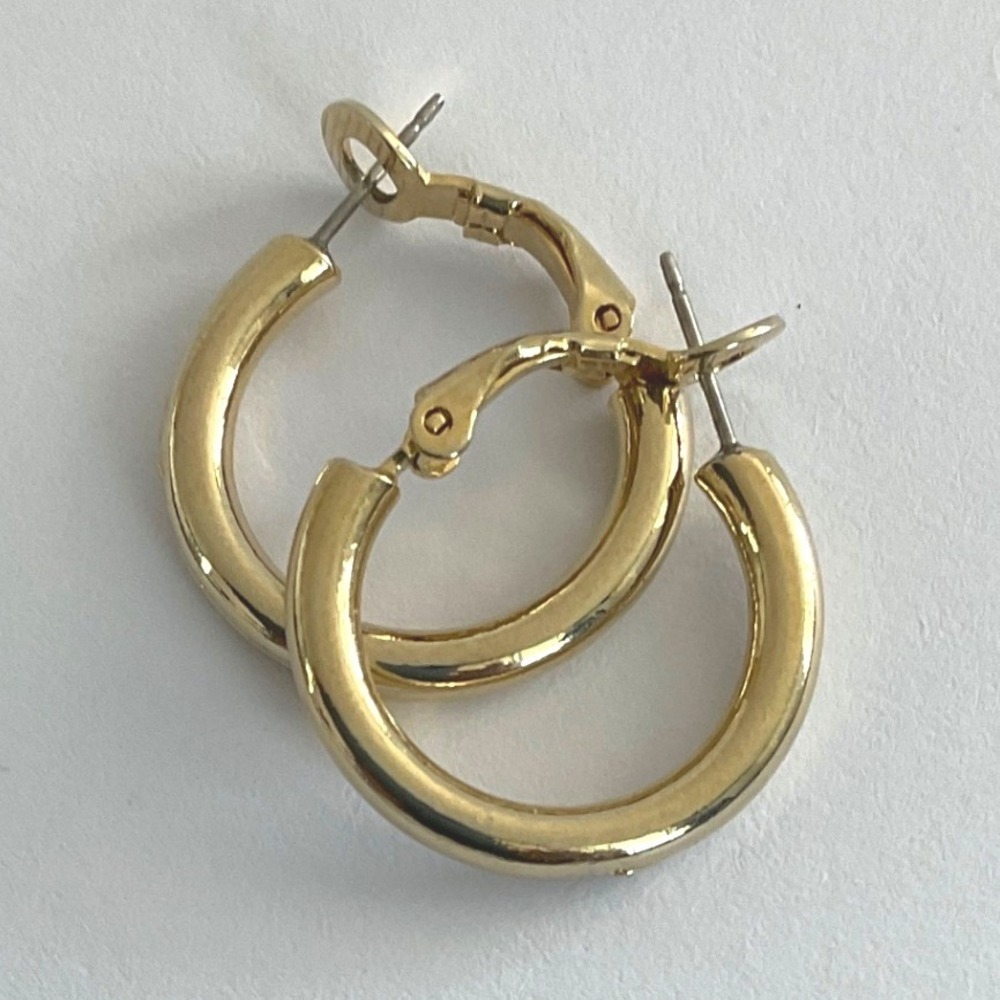 Hoop Earrings Gold Tone Metal Hinged Snap Back Classic Solid Craftsmanship New - Picture 2 of 3
